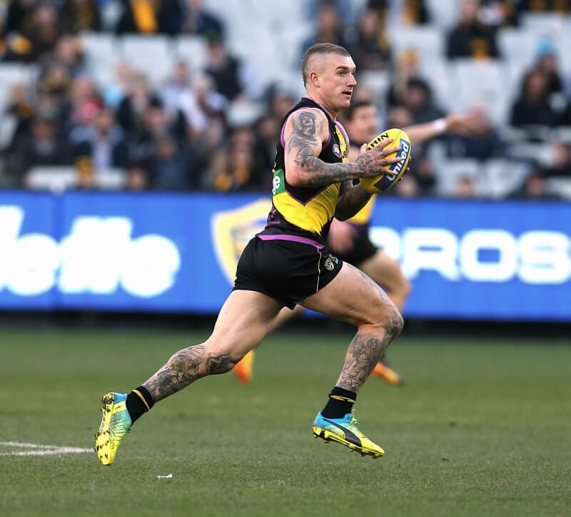 Dustin Martin runs through the centre