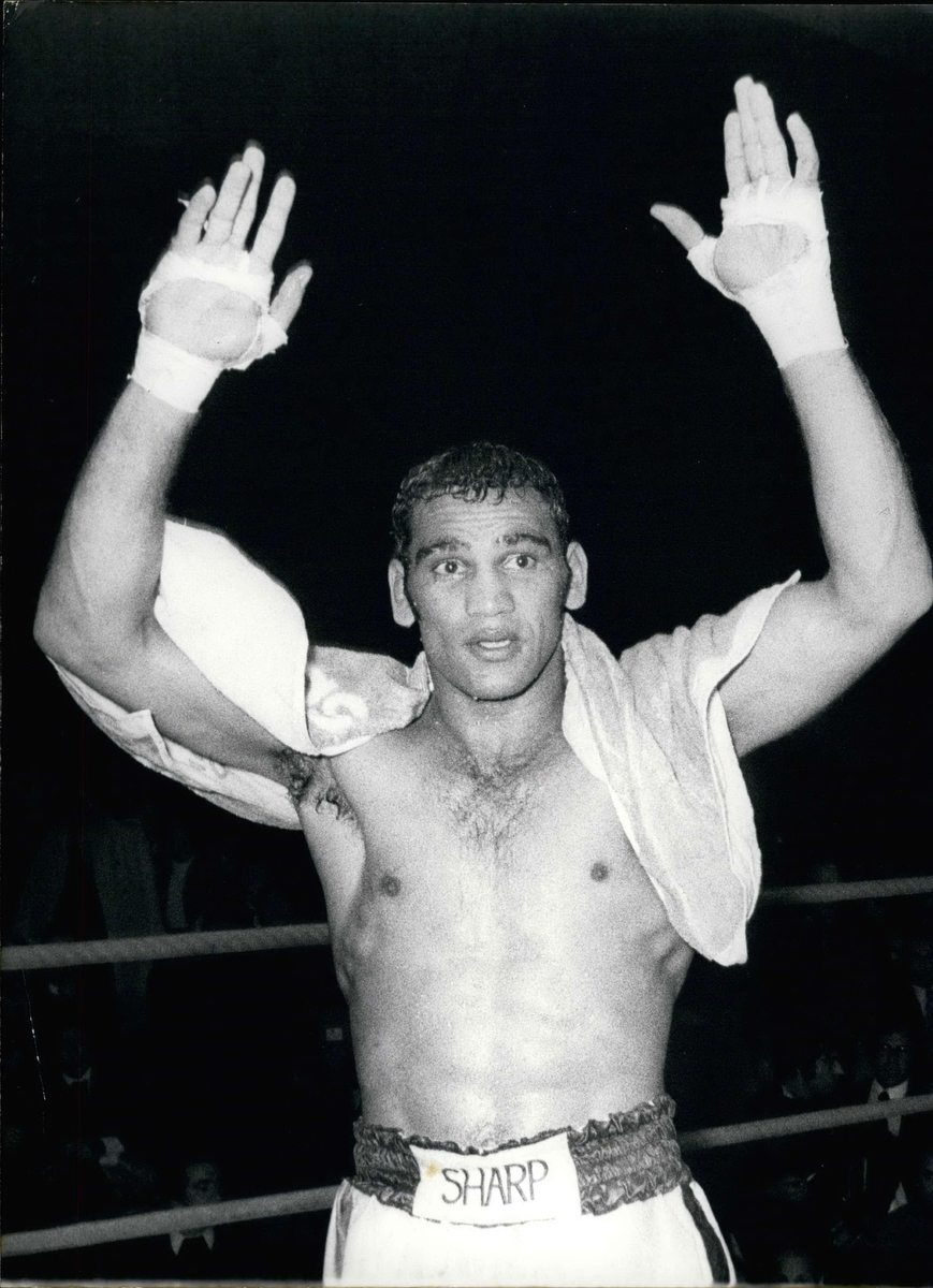 Australian Tony Mundine beat American Emile Griffith just in time in front of 4,000 spectators in Paris.