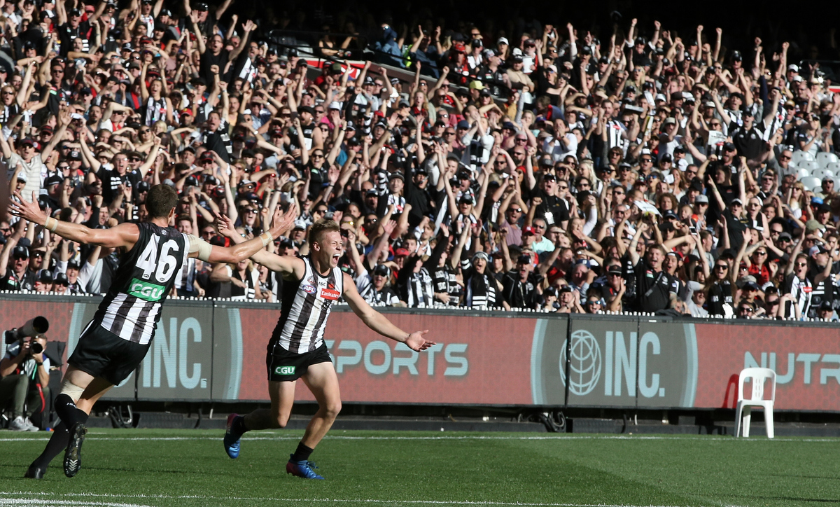 Jordan De Goey's 1st quarter goal gets the Magpie fan on their feet.