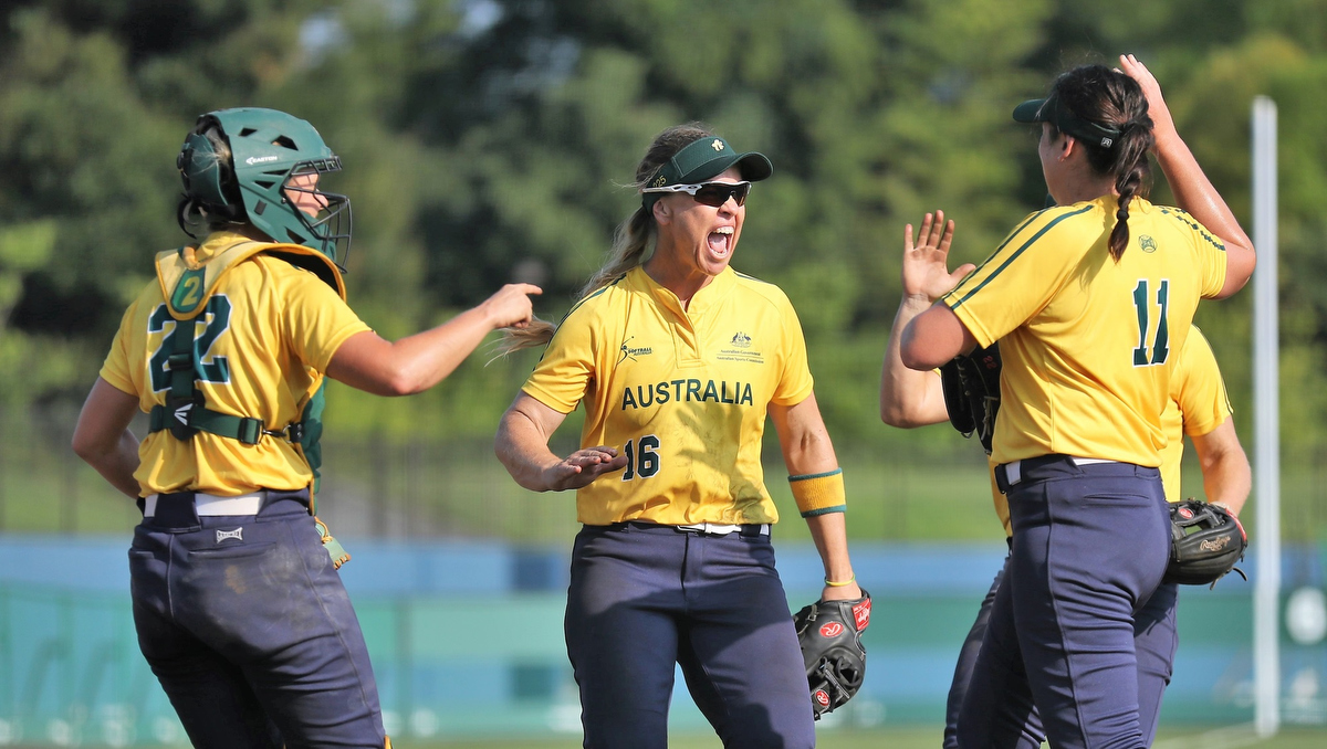 Aussie softballers show their spirit