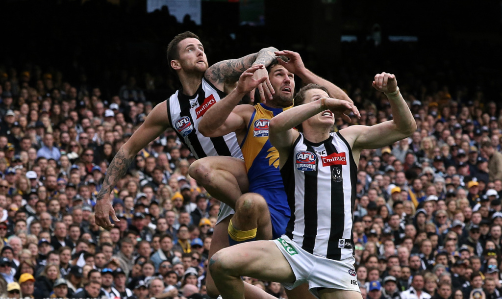 Jeremy Howe flies behind Jack Darling, Tom Langdon at the front.